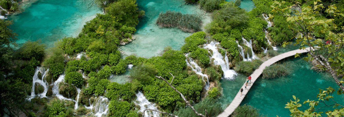 Il trionfo dell’acqua. La magia dei Laghi di Plitvice e le più belle grotte della Slovenia