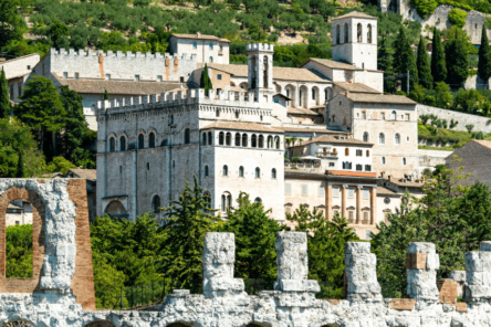 Gubbio, Deruta e Torgiano: due borghi umbri tra maioliche, vino e olio