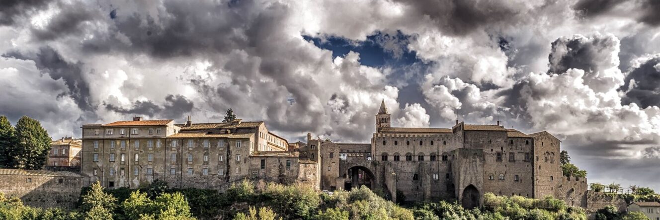 “Voi che per il mondo gite errando, venite qua”. Pasqua 2025 in Terra di Tuscia: capolavori artistici, giardini storici e castelli di fascino (Bolsena, Caprarola, Bomarzo, Viterbo, VT).