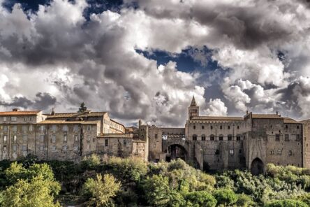 “Voi che per il mondo gite errando, venite qua”. Pasqua 2025 in Terra di Tuscia: capolavori artistici, giardini storici e castelli di fascino (Bolsena, Caprarola, Bomarzo, Viterbo, VT).